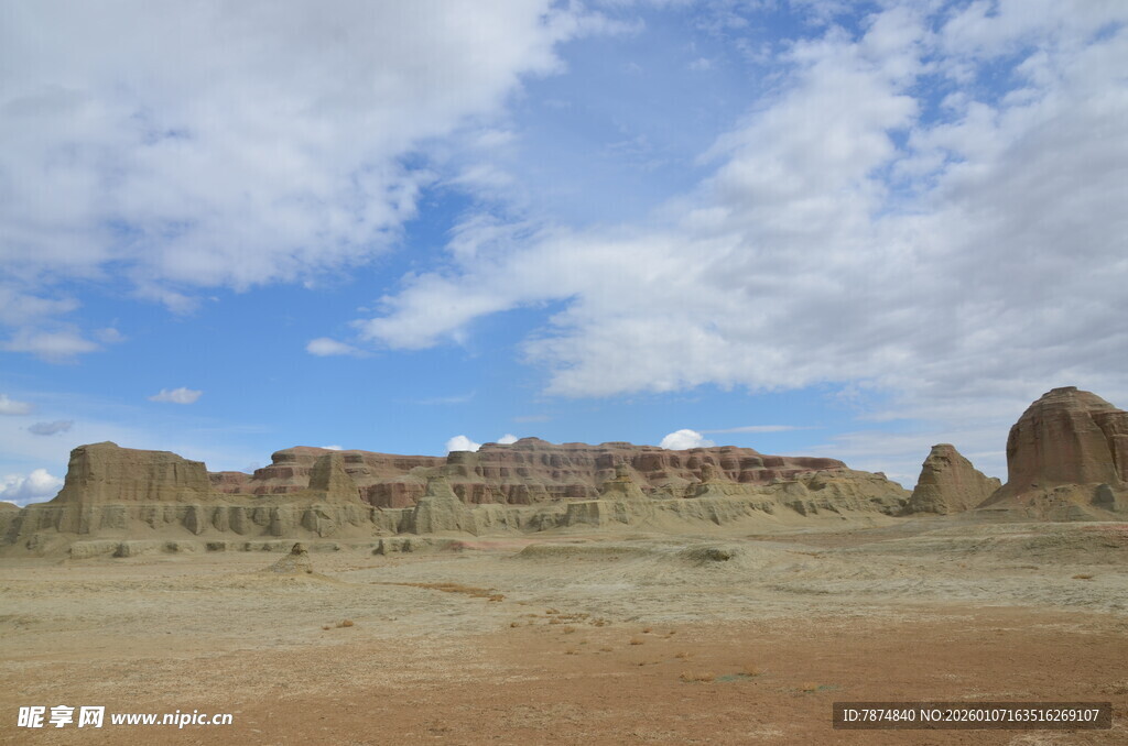 沙漠中的古老遗迹景观