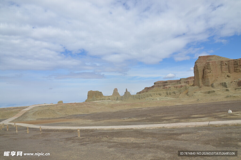 沙漠中的古老建筑遗迹