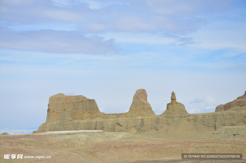 沙漠中的古老建筑遗迹