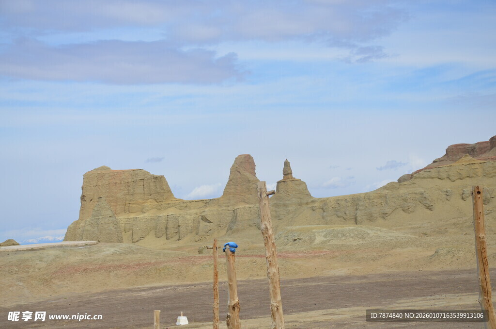 沙漠中的奇特土林景观