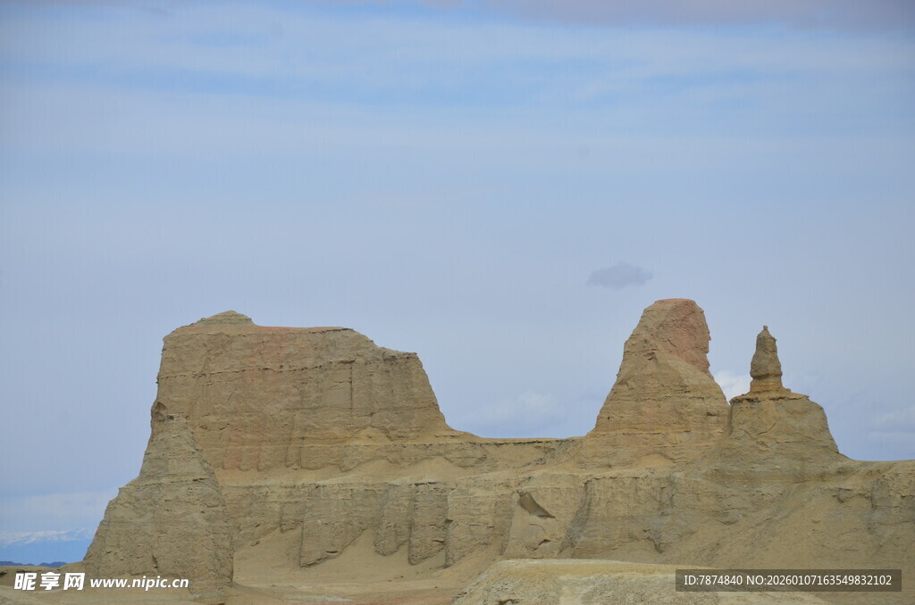 沙漠中的古老土筑遗迹