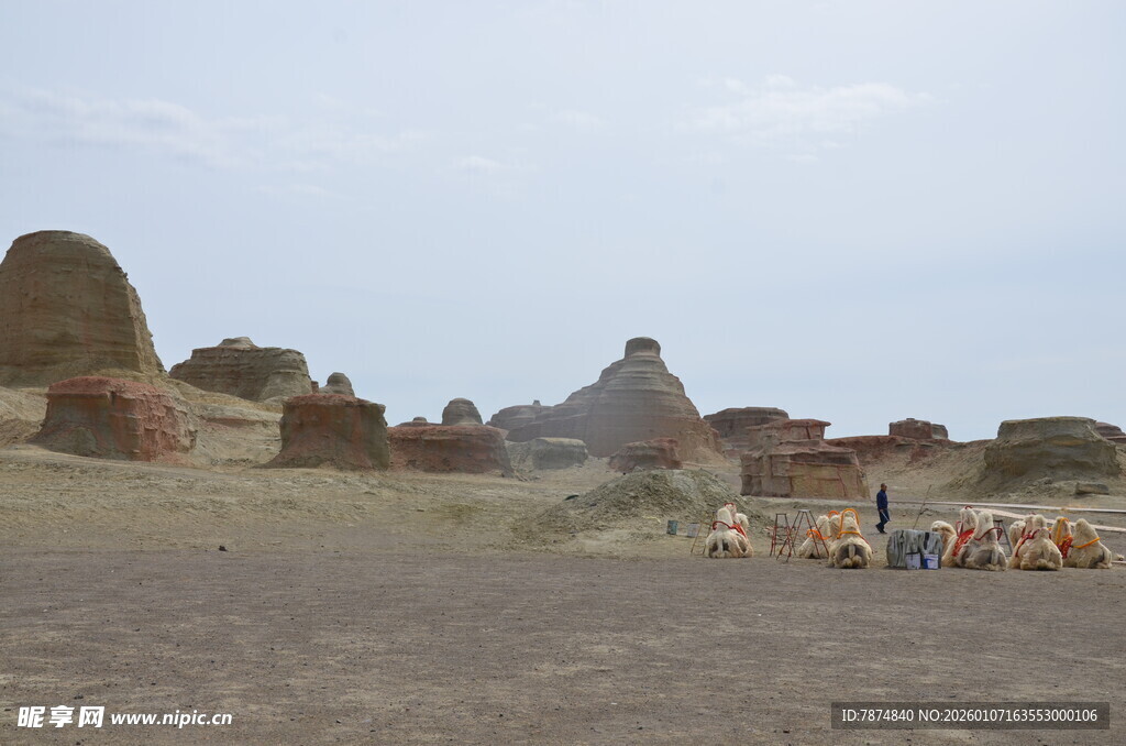 沙漠中的古老建筑与摊位