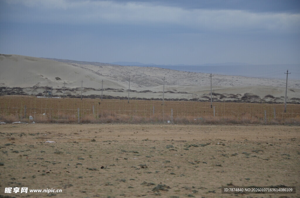 广袤荒凉的开阔原野