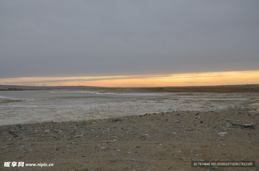 黄昏下的宁静海滩