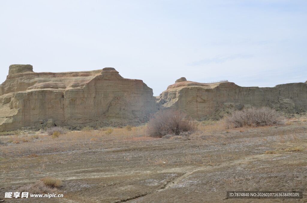 荒凉戈壁中的古老土堆遗迹