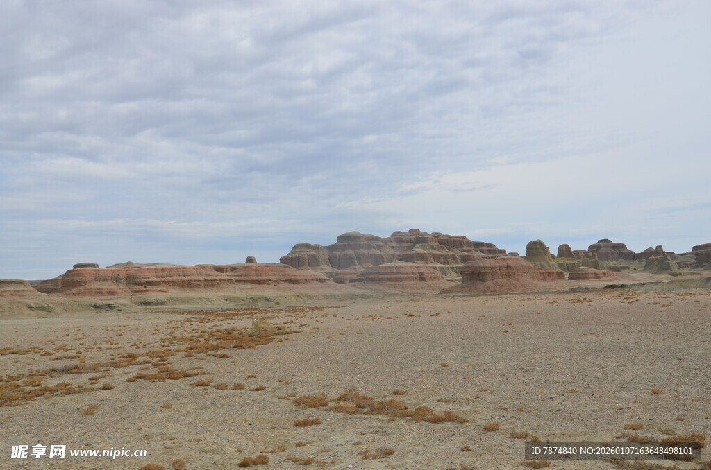 沙漠中的古老建筑遗迹