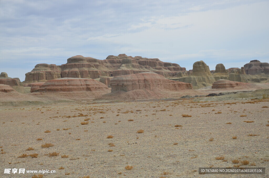 沙漠中的奇特岩石景观