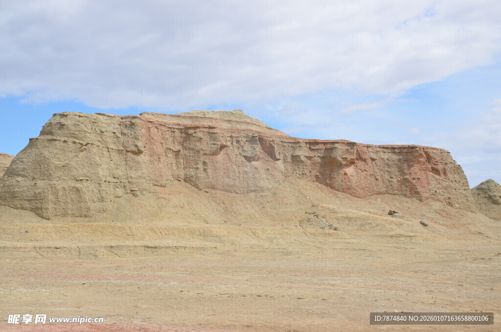 荒凉戈壁中的壮丽土山