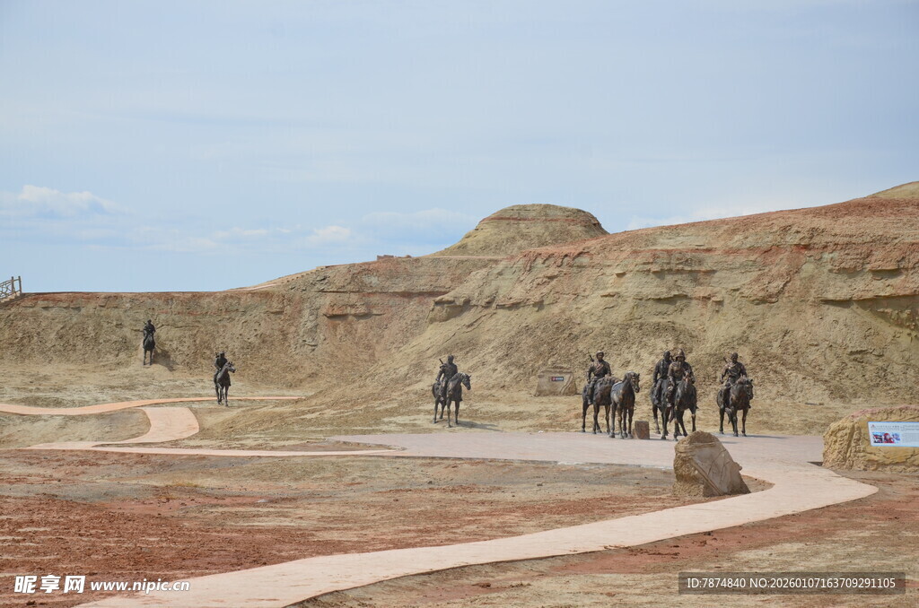 游客漫步在多彩地貌景区