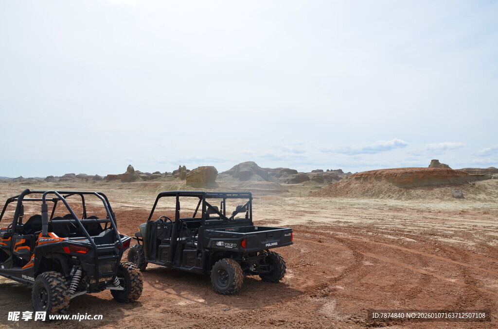 沙漠中的越野四轮摩托车