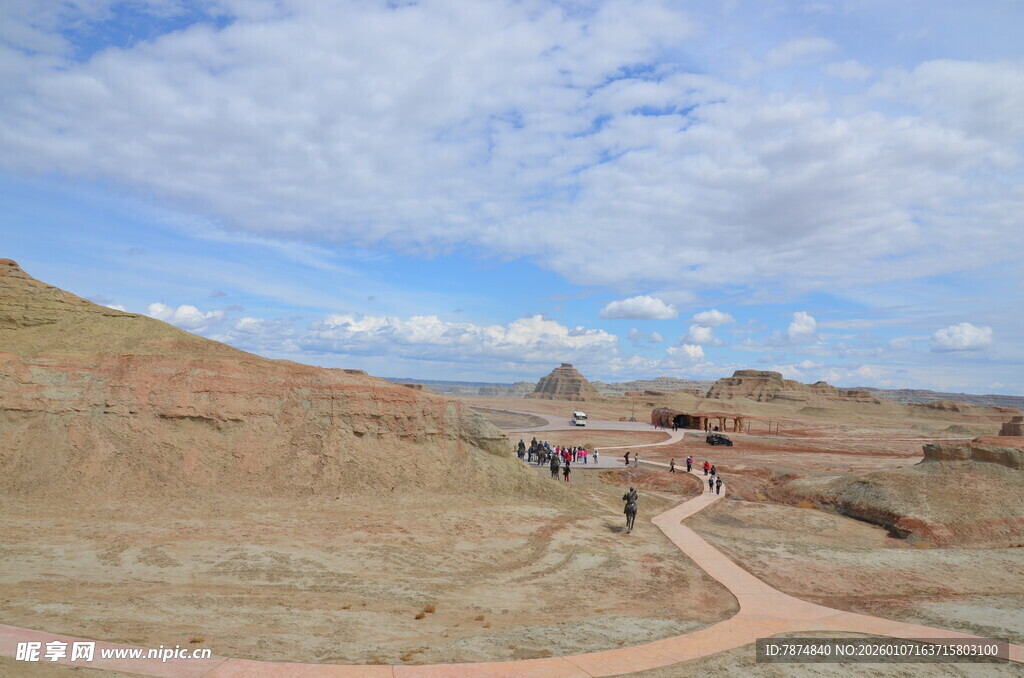 荒漠中的蜿蜒道路