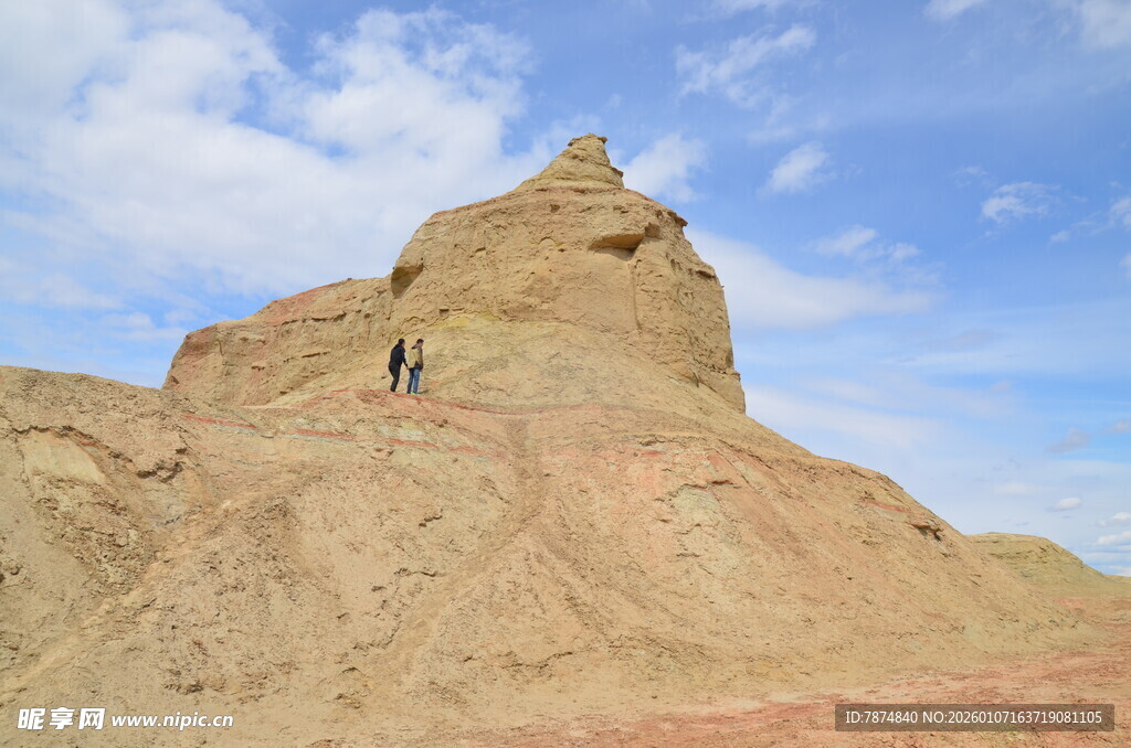 沙漠孤峰上的徒步者