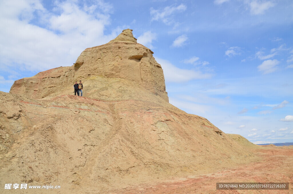 徒步者攀登奇特土山