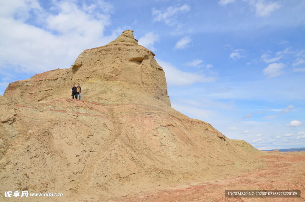 攀登独特地貌山丘之人