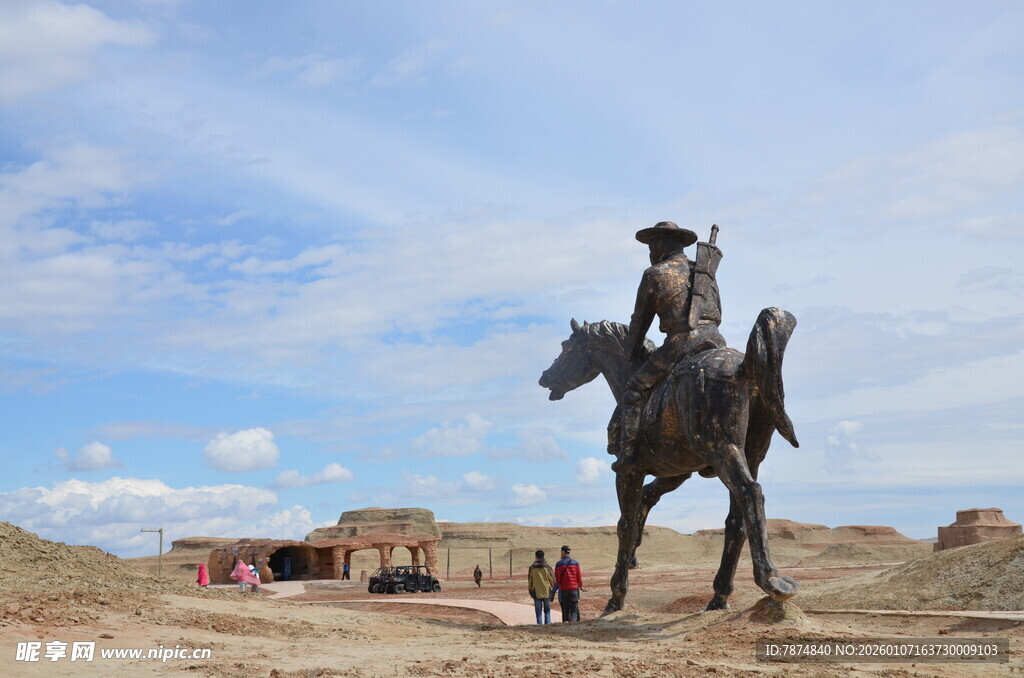 沙漠中骑马的牛仔雕像