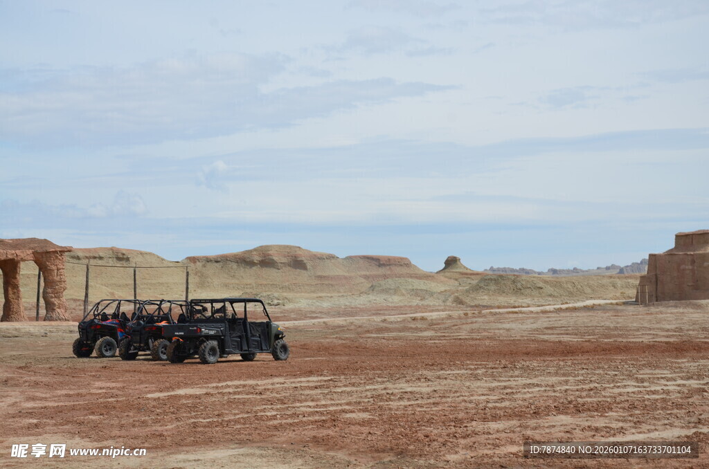 沙漠中的越野车队