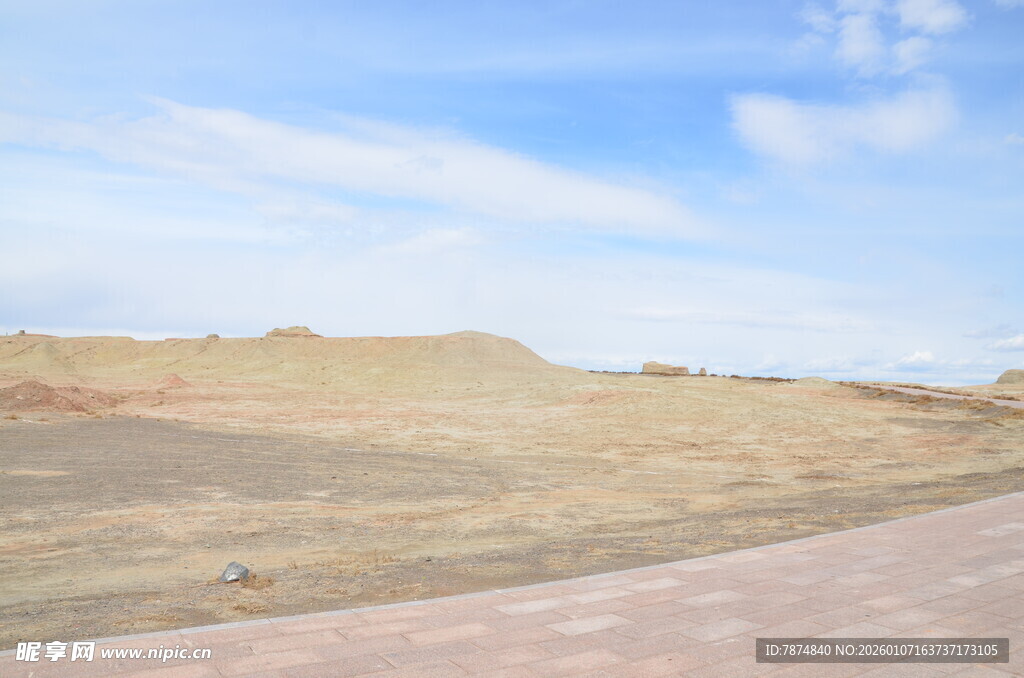 广袤荒原 蓝天白云相伴