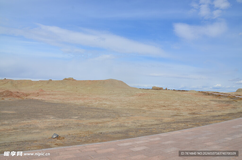空旷原野中的平坦道路