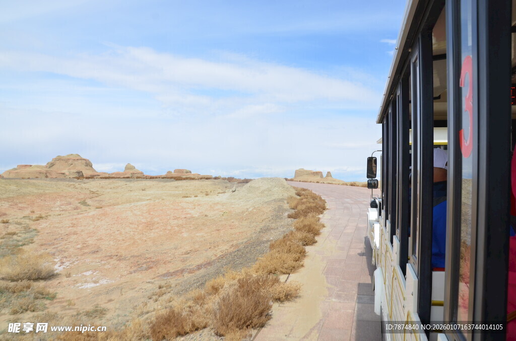 车窗外的荒漠公路风景