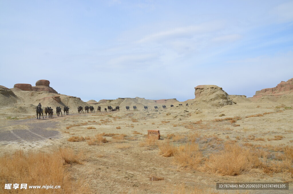 沙漠驼队穿行于荒凉之地