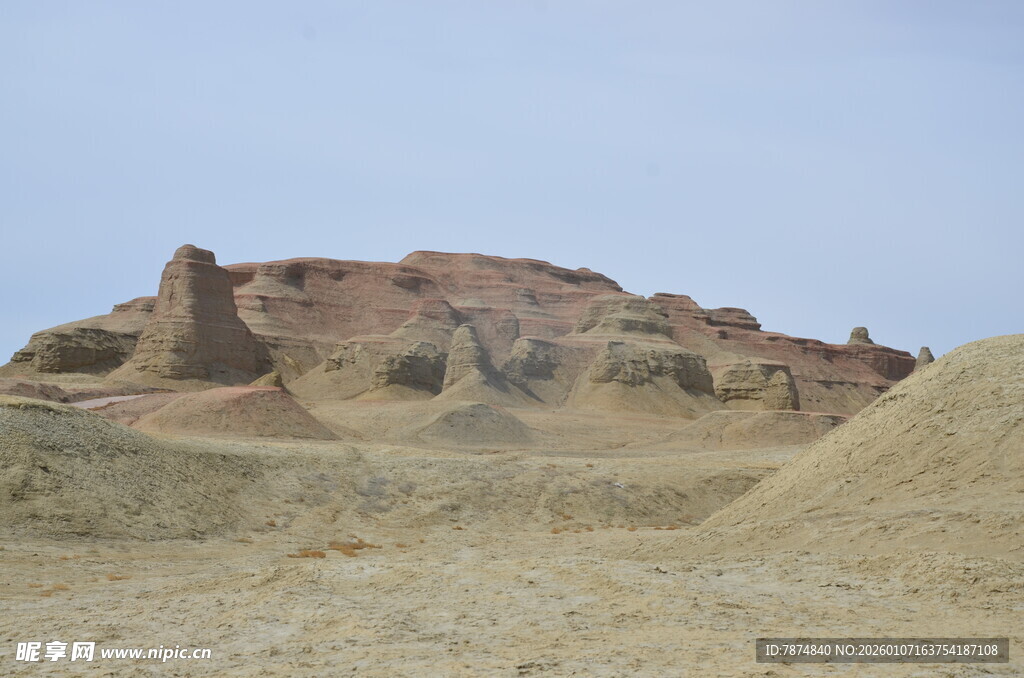 荒凉沙漠中的奇特土丘地貌