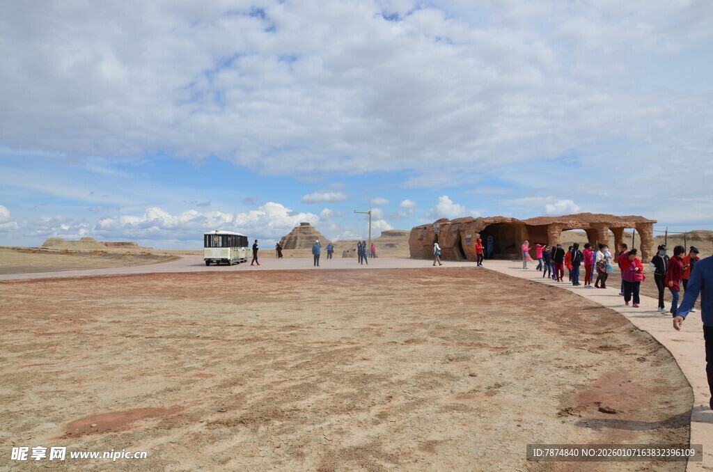 草原上的建筑与人群