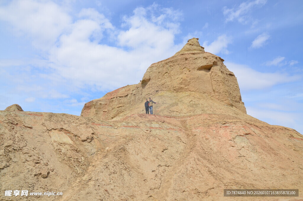 沙漠孤峰上的徒步者