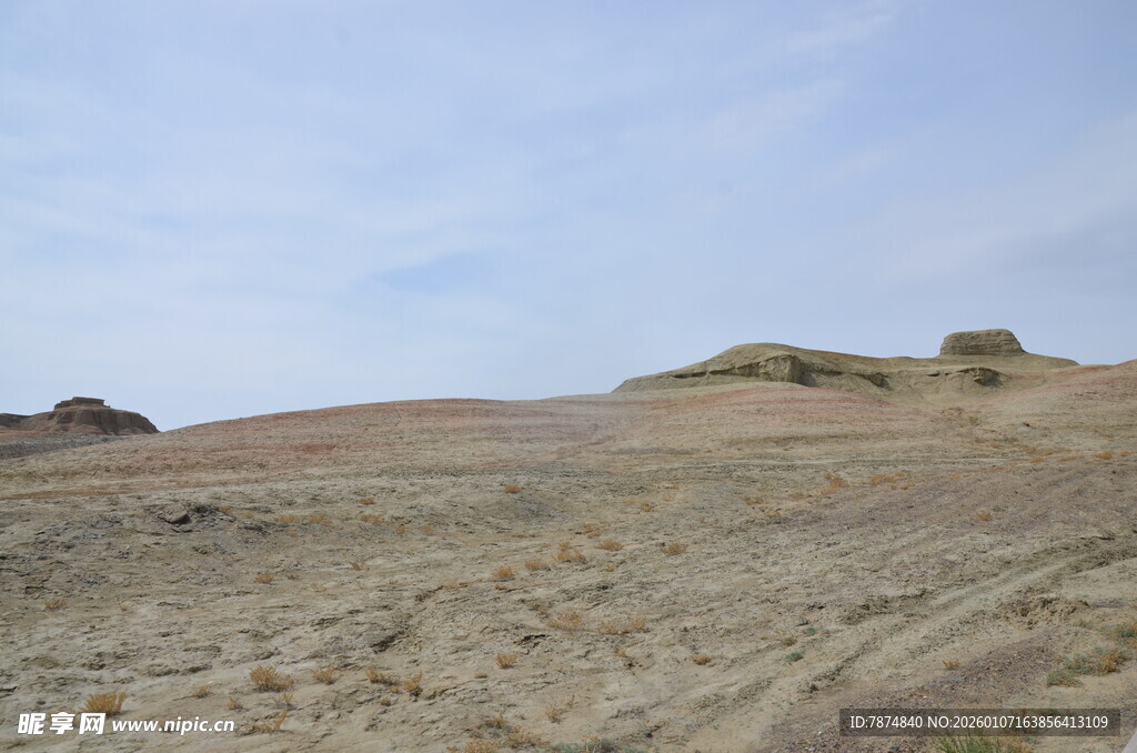 荒凉旷野中的开阔地貌