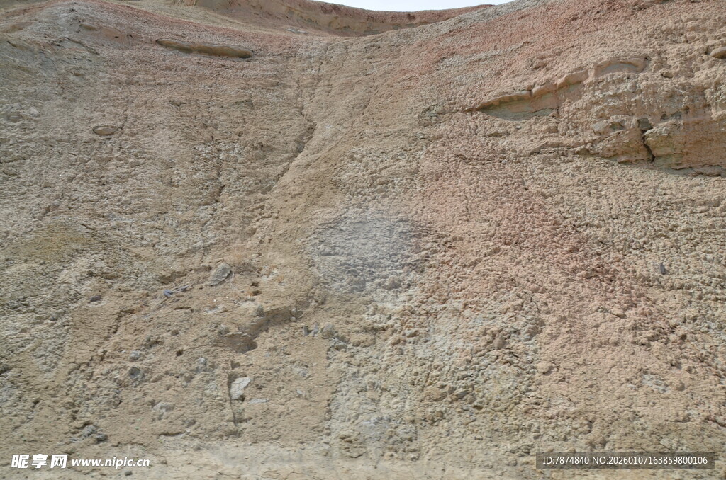 荒凉山坡地貌景观