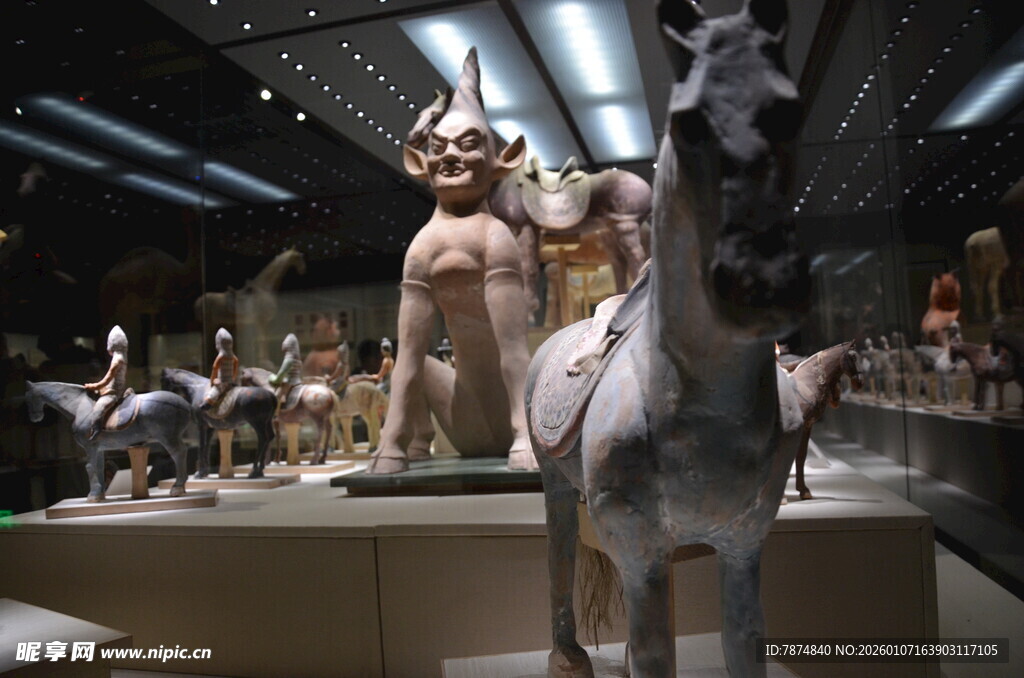 博物馆中的雕塑展品