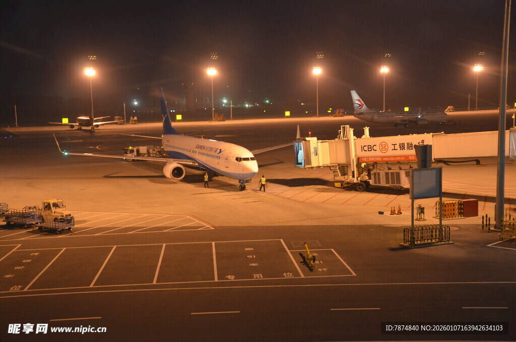 夜间机场停机坪景象