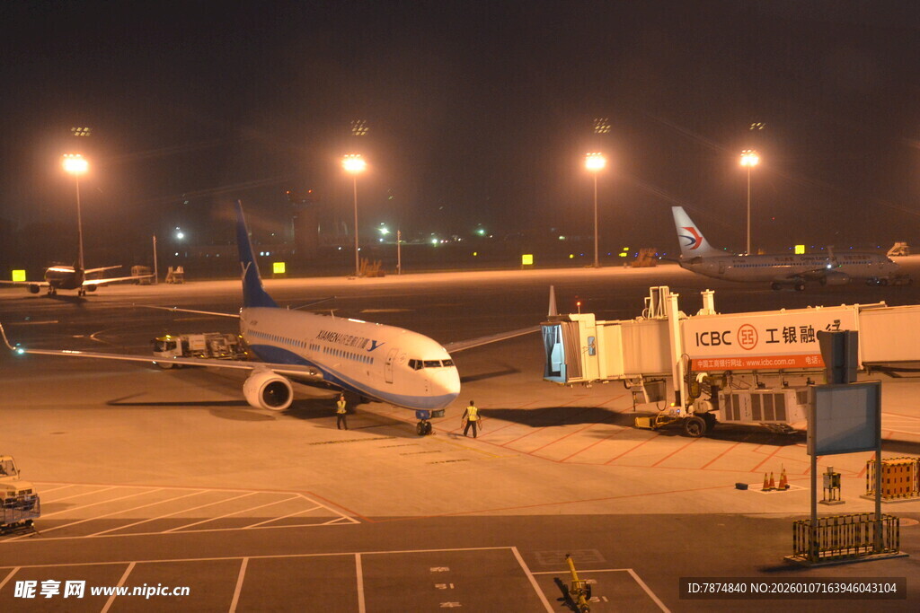 夜间机场停机坪上的飞机