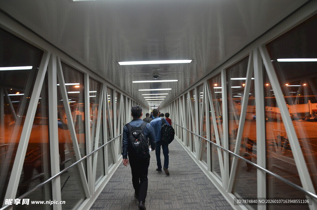 三人行走在金属结构通道
