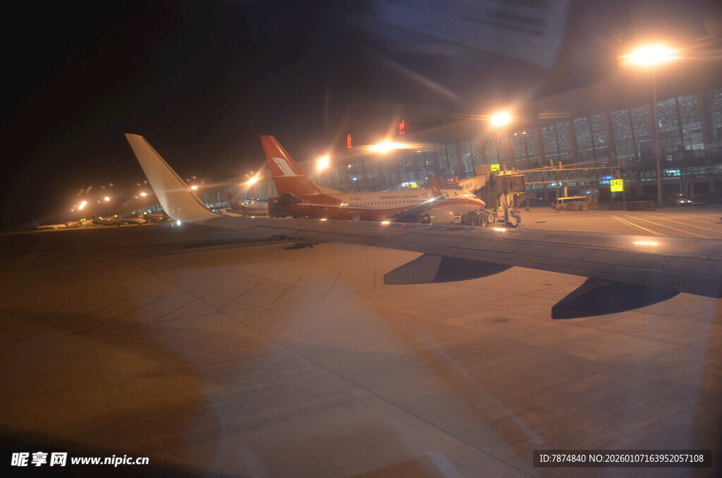 夜间机场停放的多架飞机