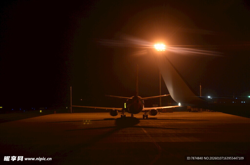 夜间机场的飞机准备起飞
