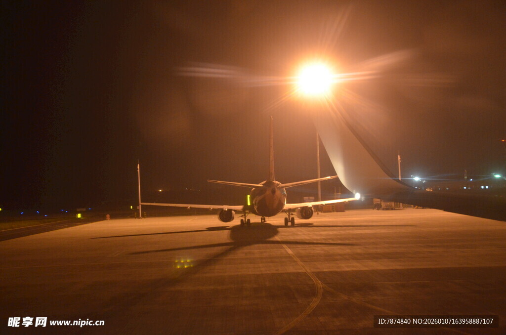 夜间停机坪上的飞机