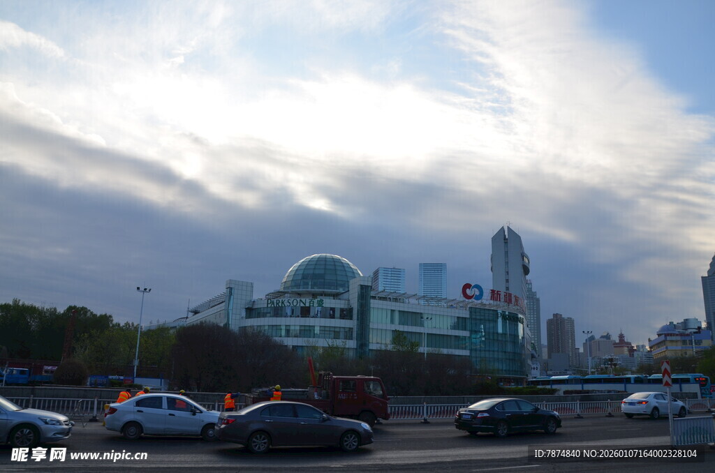 城市街道旁的建筑与车流