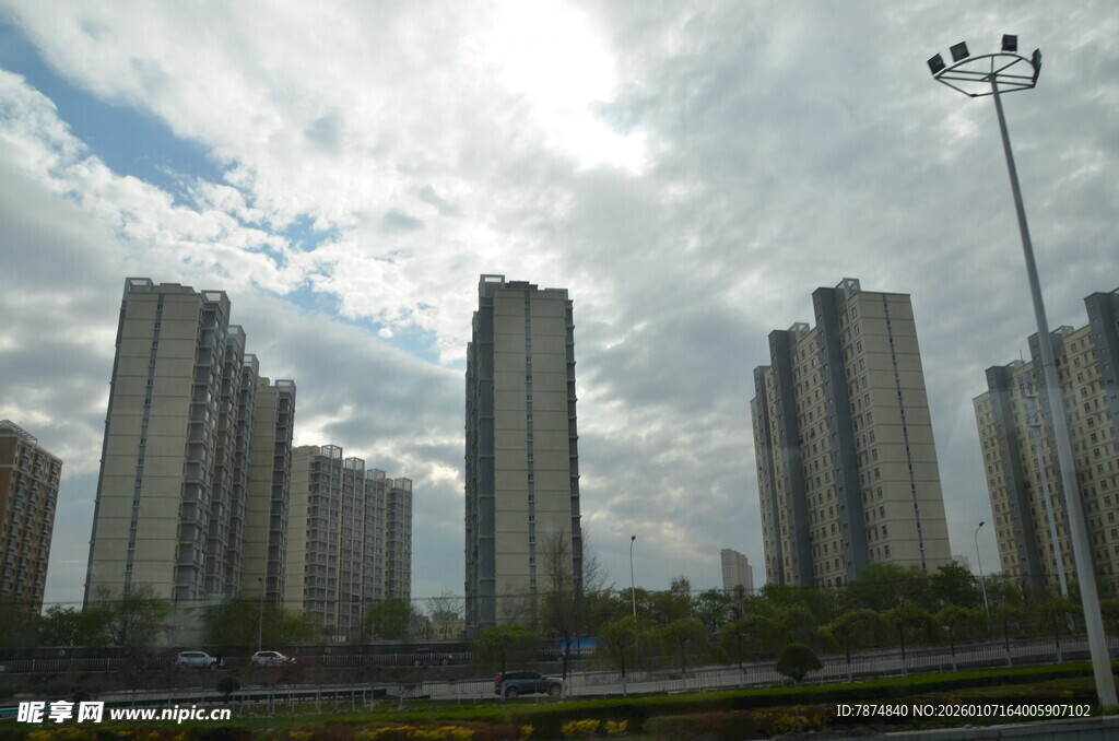 城市高楼与蓝天白云景观