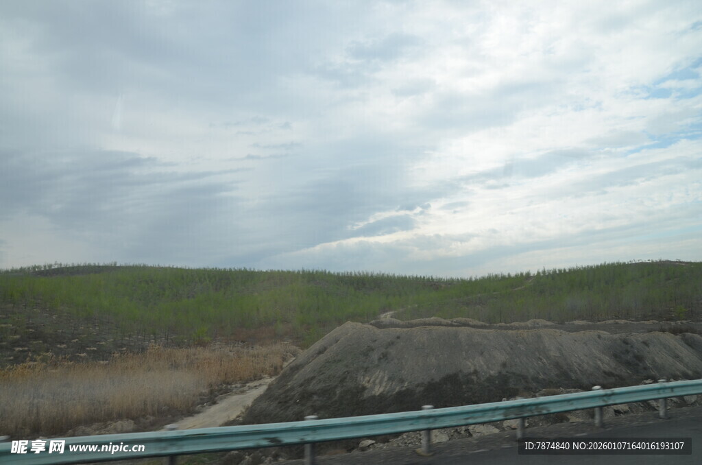 公路边的开阔自然风景