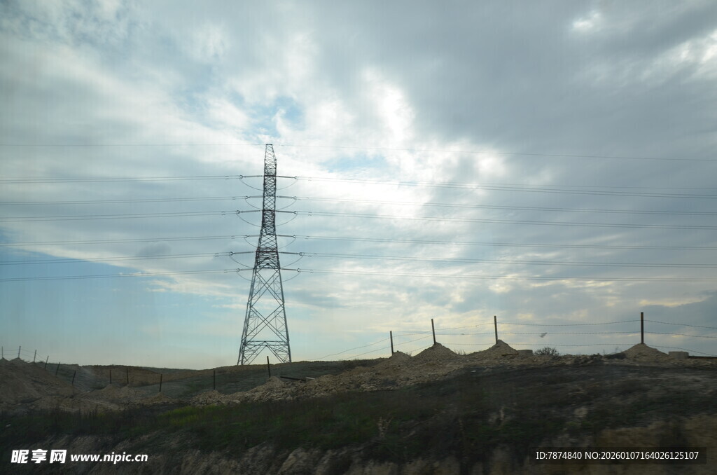 旷野中的高耸输电塔