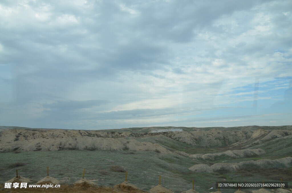 广袤旷野上的多云天空