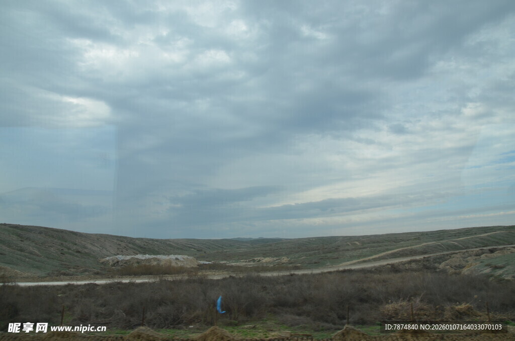 旷野上的多云天空