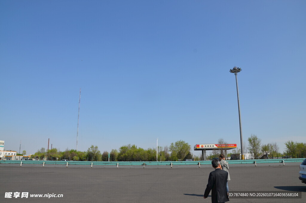 空旷场地与远处树木景观