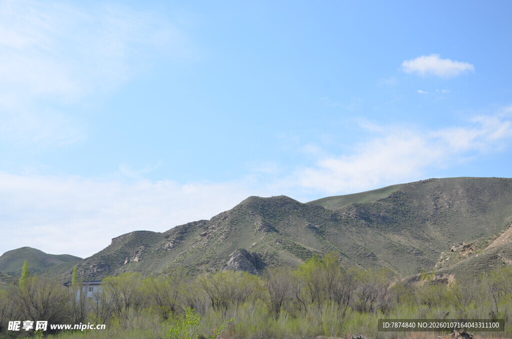青山蓝天间的自然景致