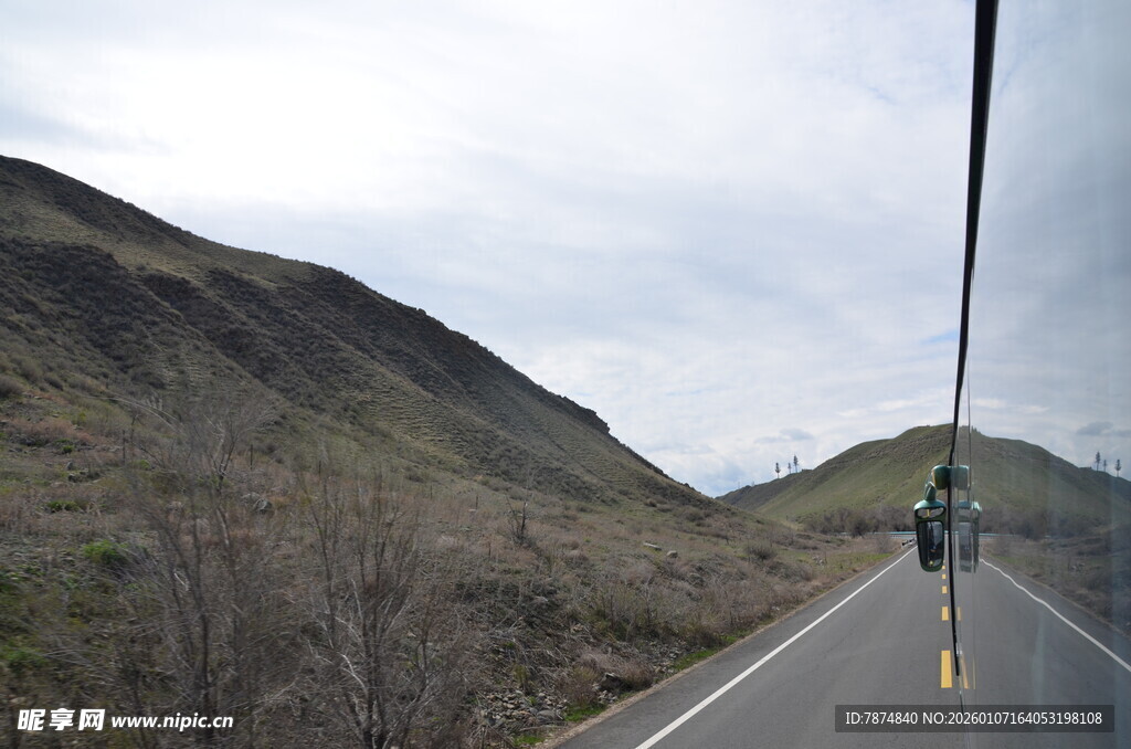 公路边的山野骑行风景