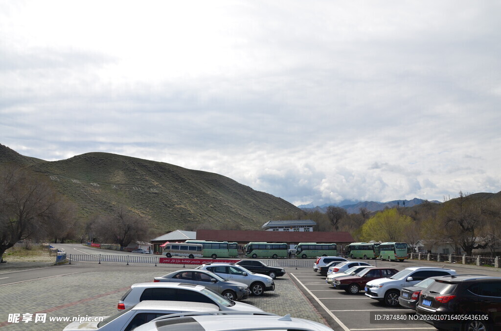 山景旁的停车场