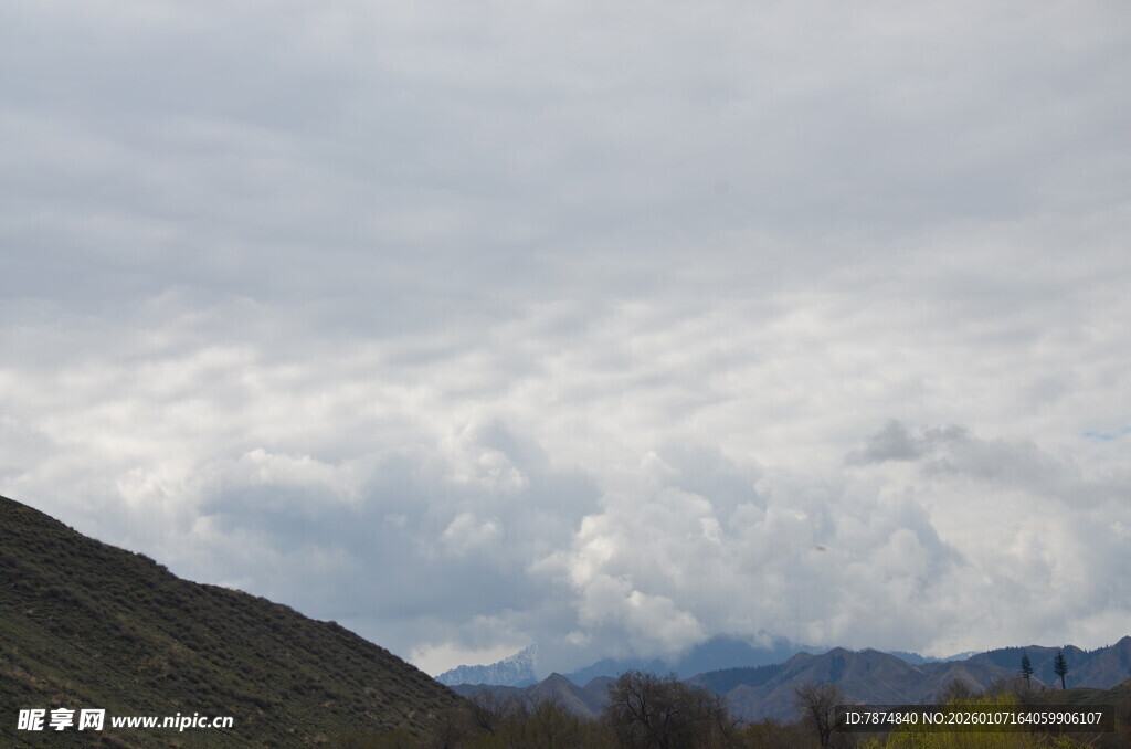 山间云雾缭绕的自然景致