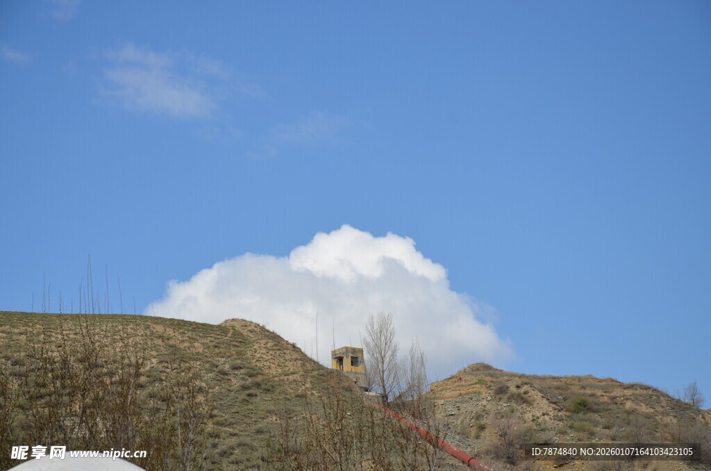 山坡上的白云景观