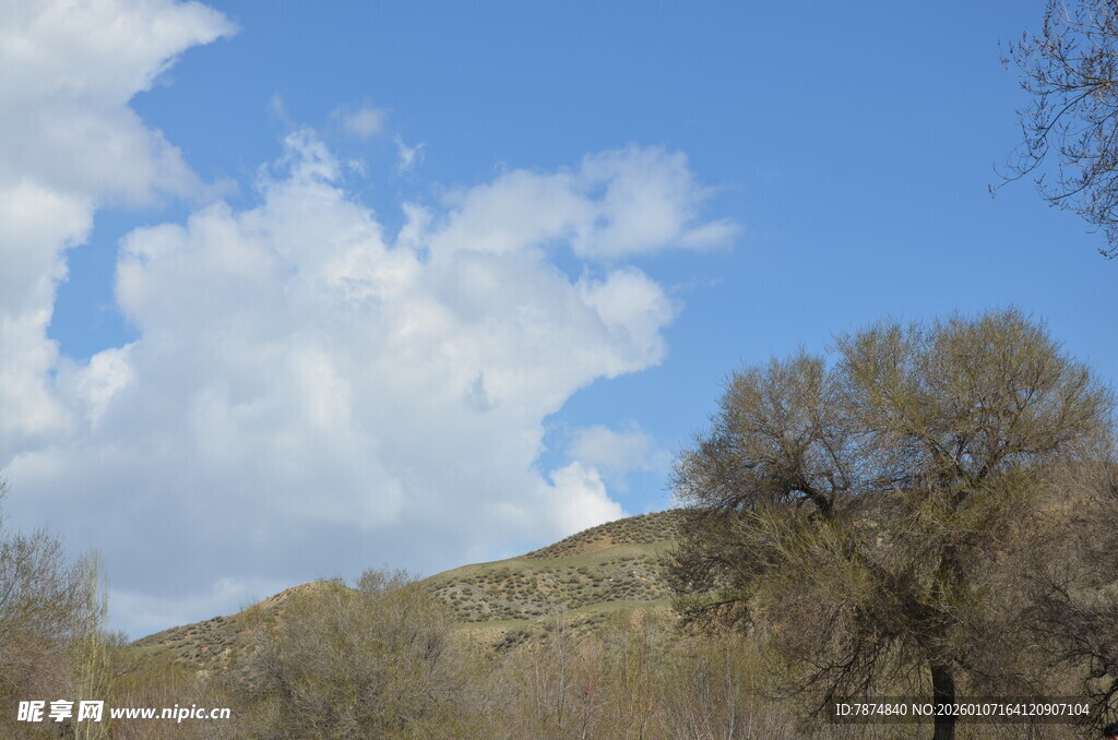 蓝天白云下的山野风光