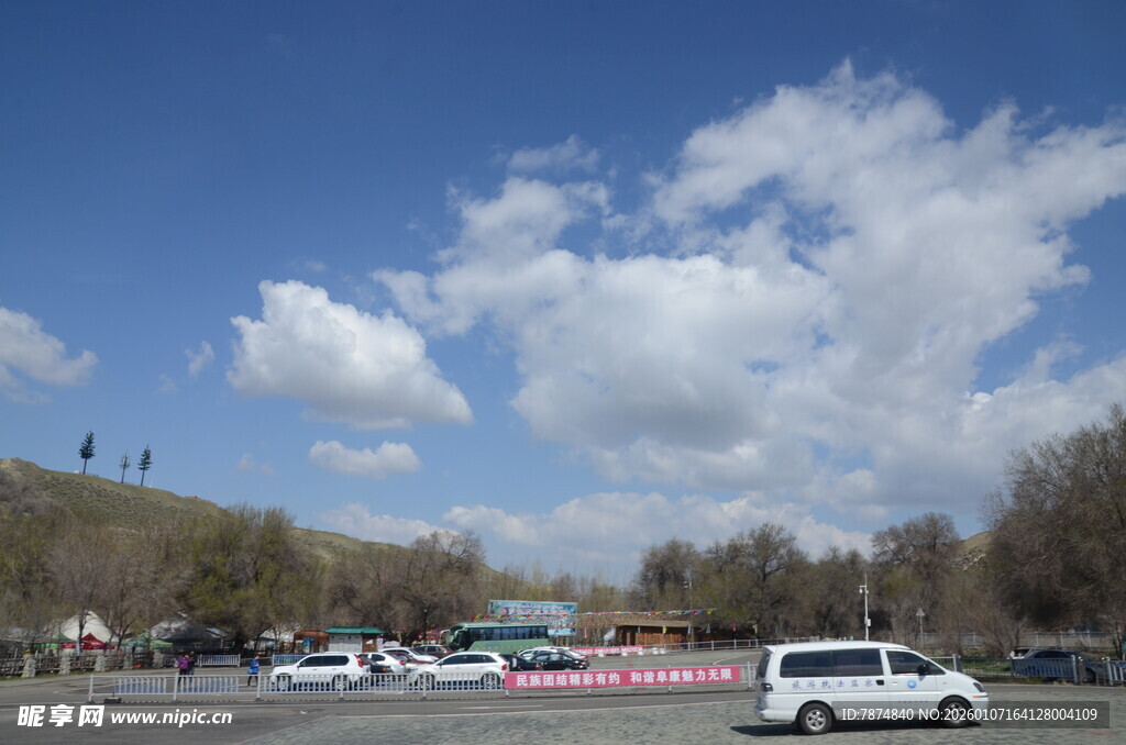 户外停车场的晴朗风光